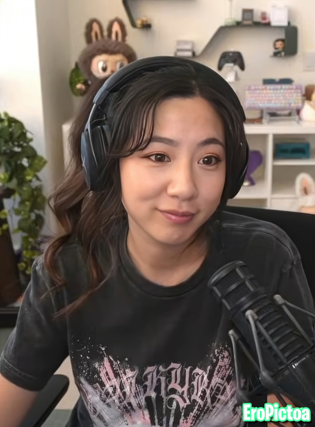 Fuslie [14] photo featuring influencer