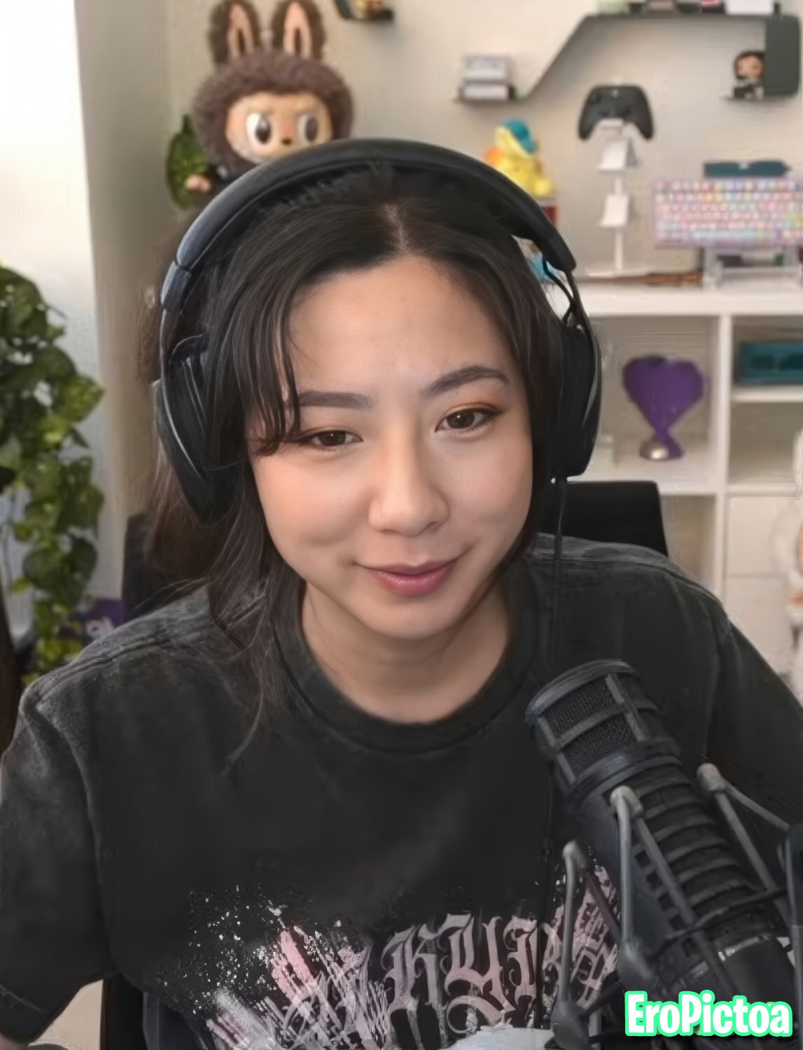 Fuslie [14] photo featuring brunette