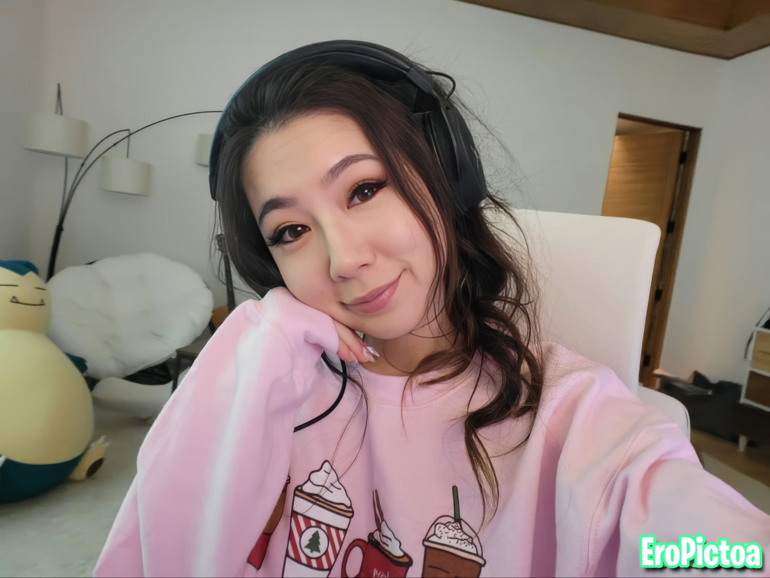 Fuslie [14] photo featuring youtuber