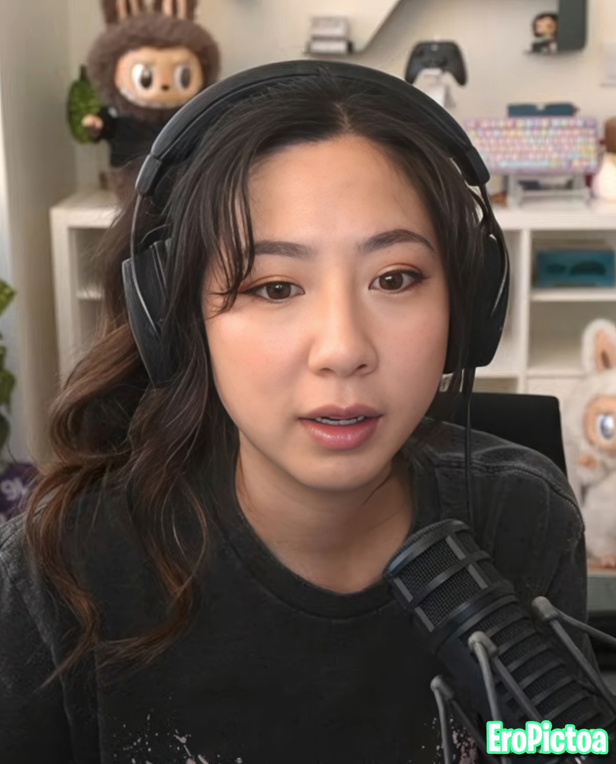 Fuslie [14] photo featuring brunette