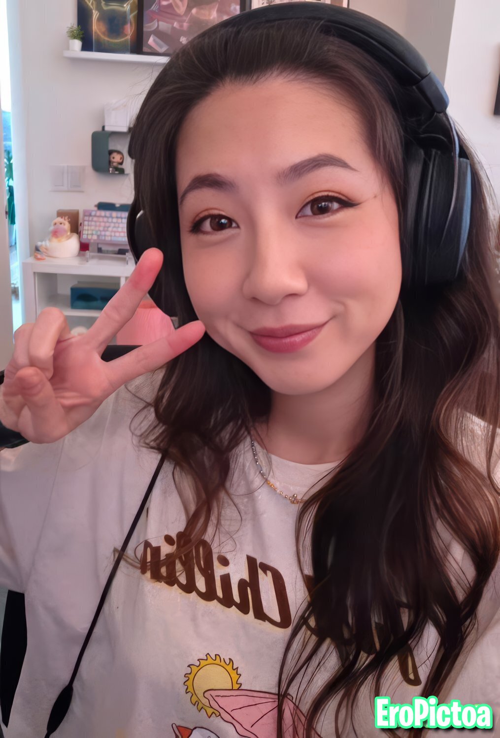 Fuslie [14] photo featuring brunette