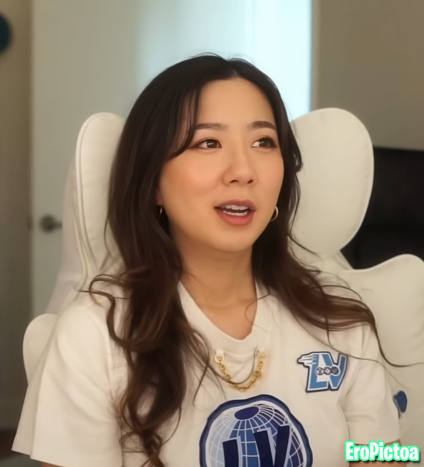 Fuslie [6] photo featuring long hair - Part 24