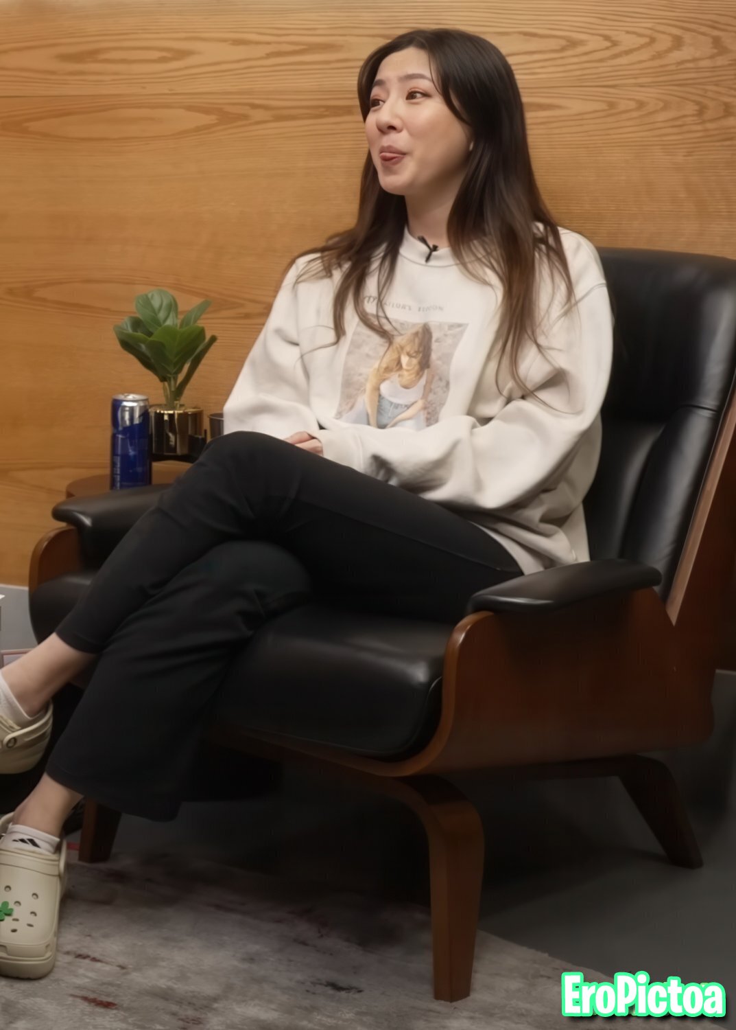 Fuslie [6] photo featuring long hair - Part 52