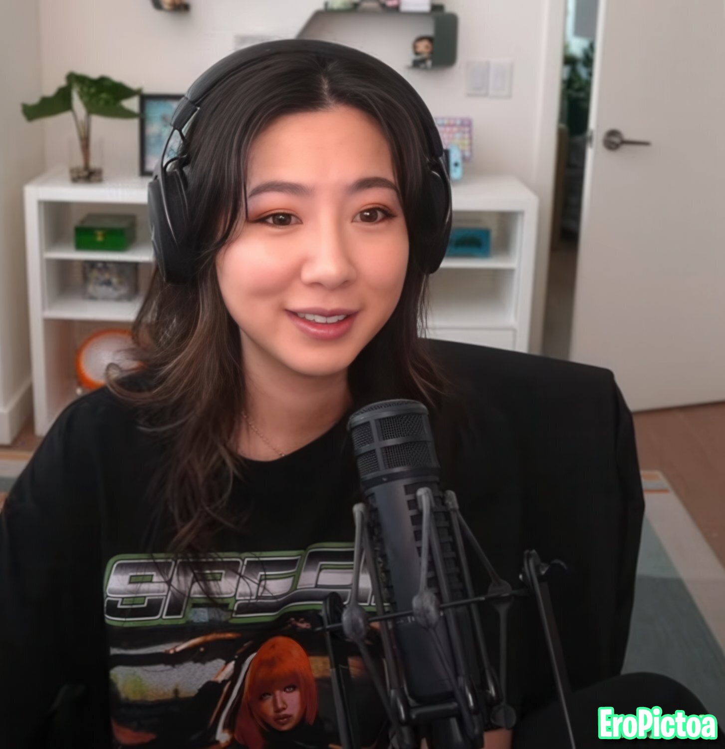 Fuslie [6] photo featuring influencer - Part 78