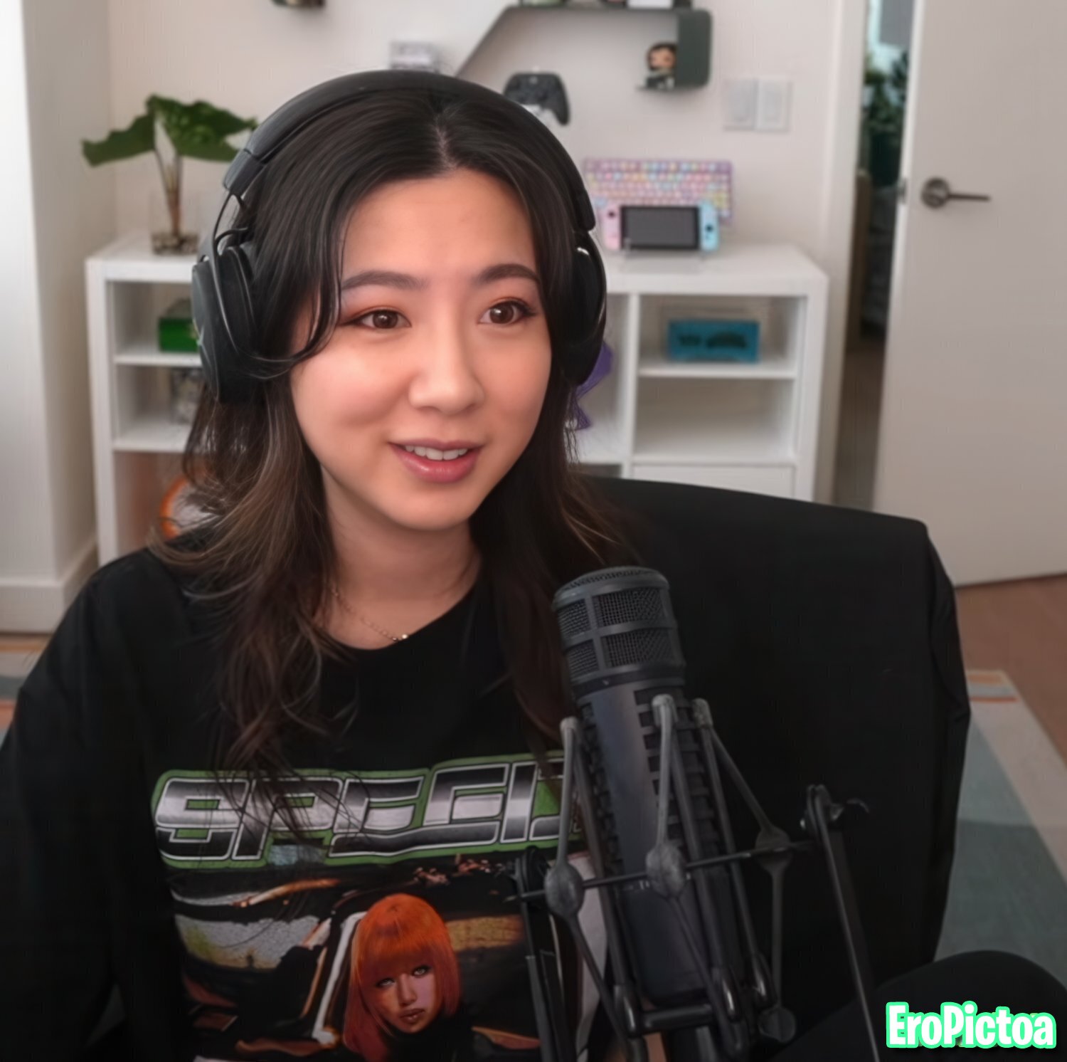Fuslie [6] photo featuring long hair - Part 80