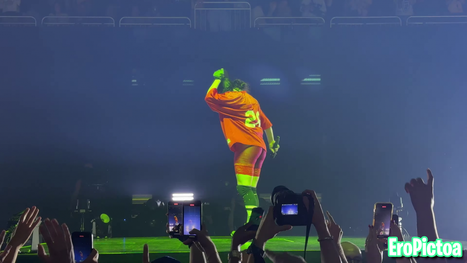 Billie Eilish - hit me hard and soft tour - Quebec photo featuring famosa
