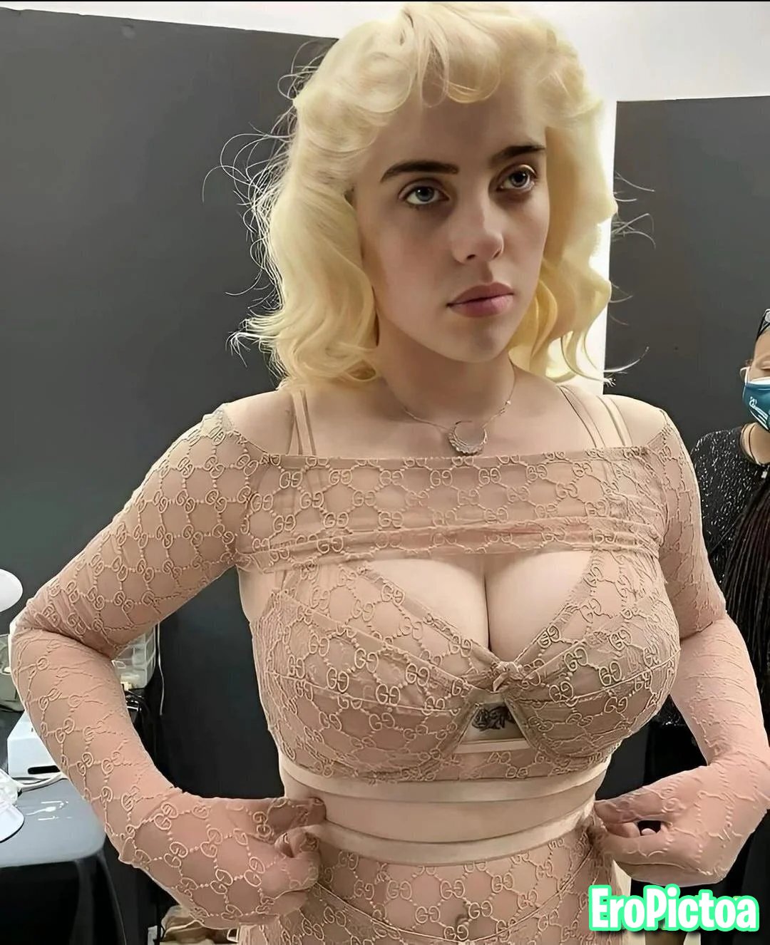 Billie Eilish photo featuring Peitos