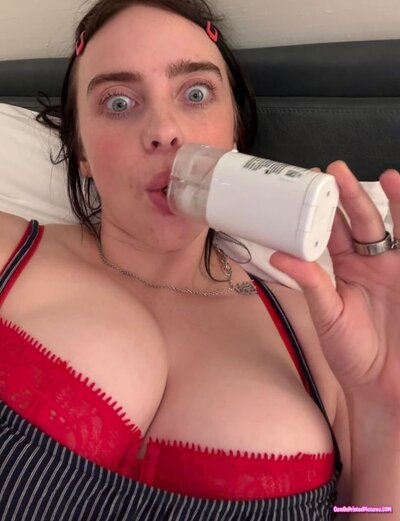 Thumbnail for Billie eilish cumtribut en sus enormes tetas #1