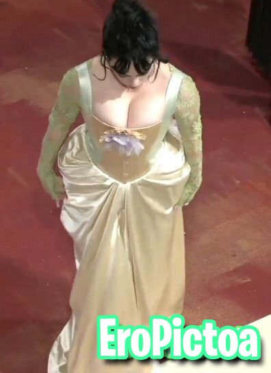 Billie Eilish photo featuring huge boobs - Part 5