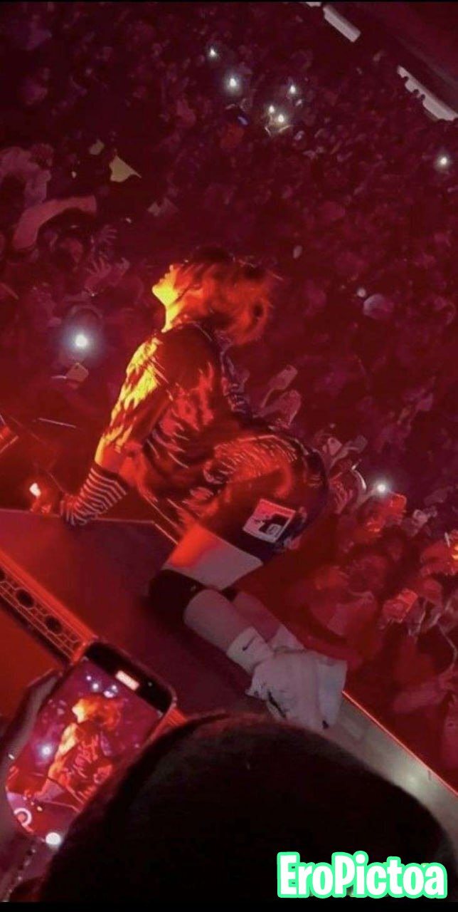 Billie Eilish shit photo featuring tits - Part 29