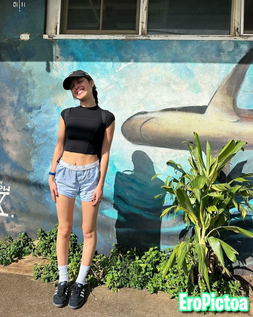 Olivia Rodrigo photo featuring Legs - Part 4