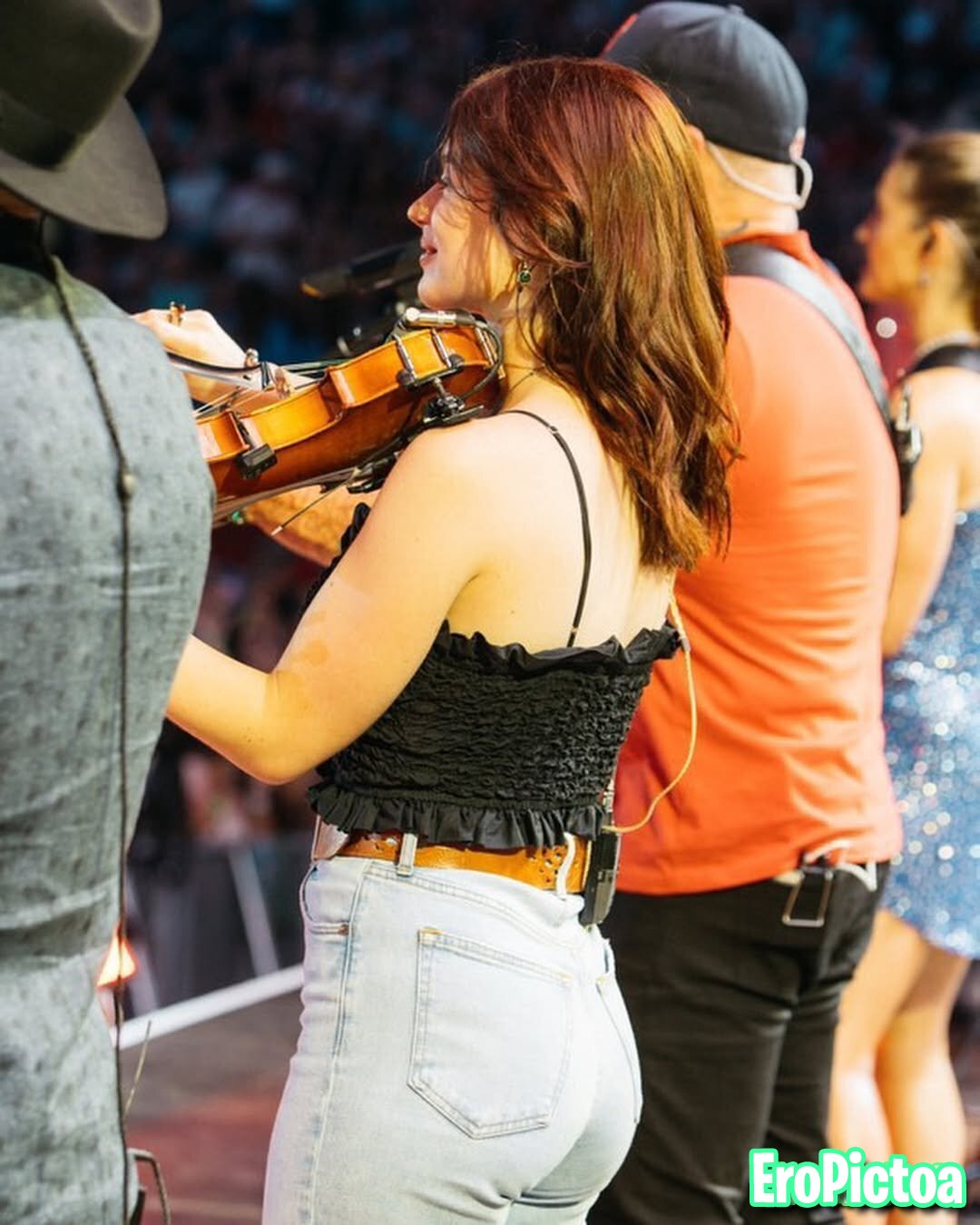 Hermosa música🎻 photo featuring Tits