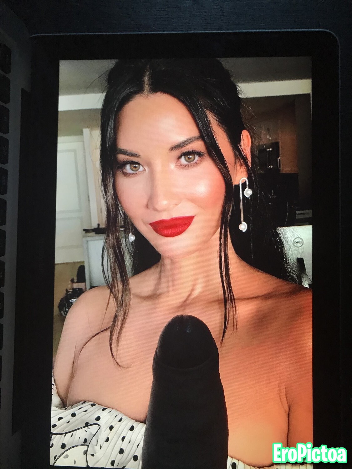Olivia Munn tributes photo
