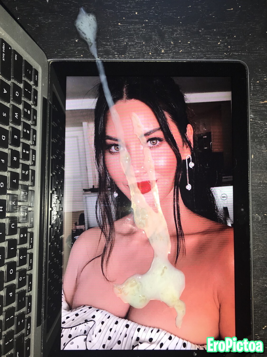 Olivia Munn tributes photo