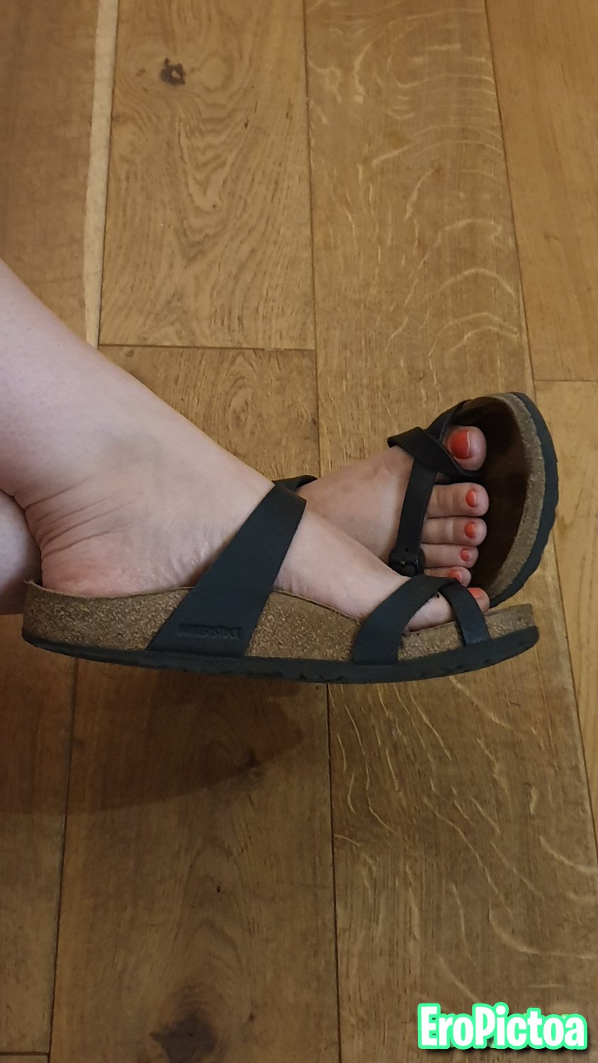 uk footsluts photo featuring soles - Part 15