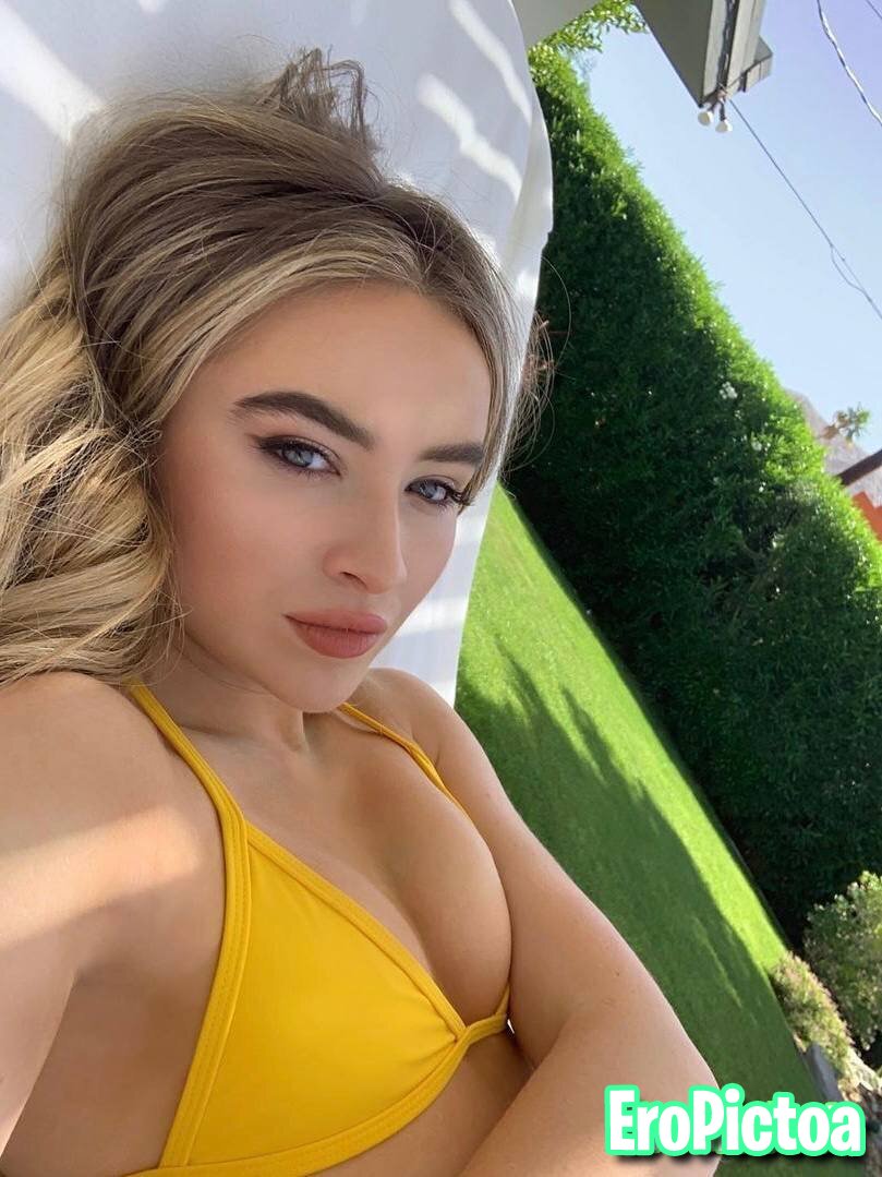 Sabrina Carpenter photo