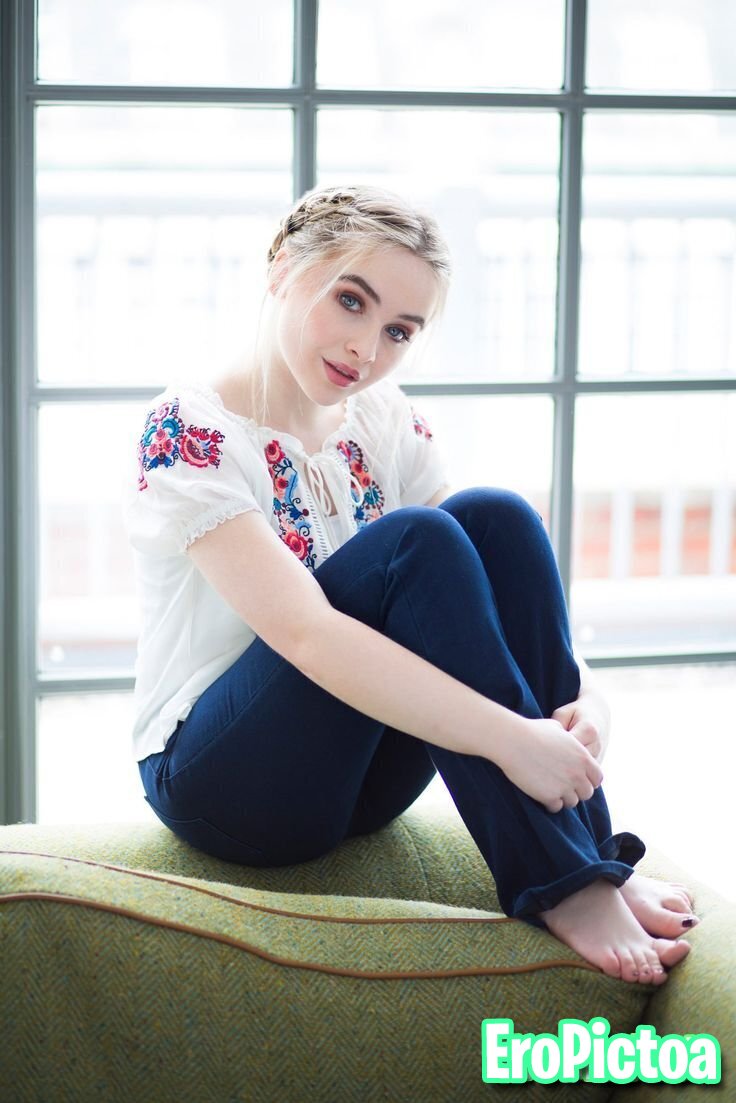 Sabrina Carpenter feet photo featuring feet - Part 12