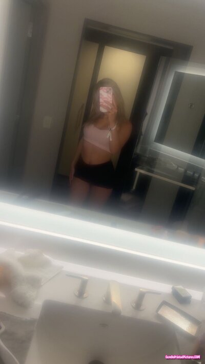 Thumbnail for Dm to trade pics of a celeb of my choice for pics of my sister