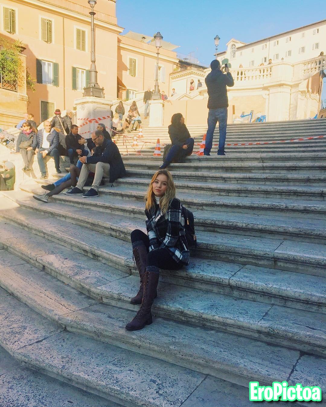 Sydney Sweeney 3 photo featuring Famosa - Part 34