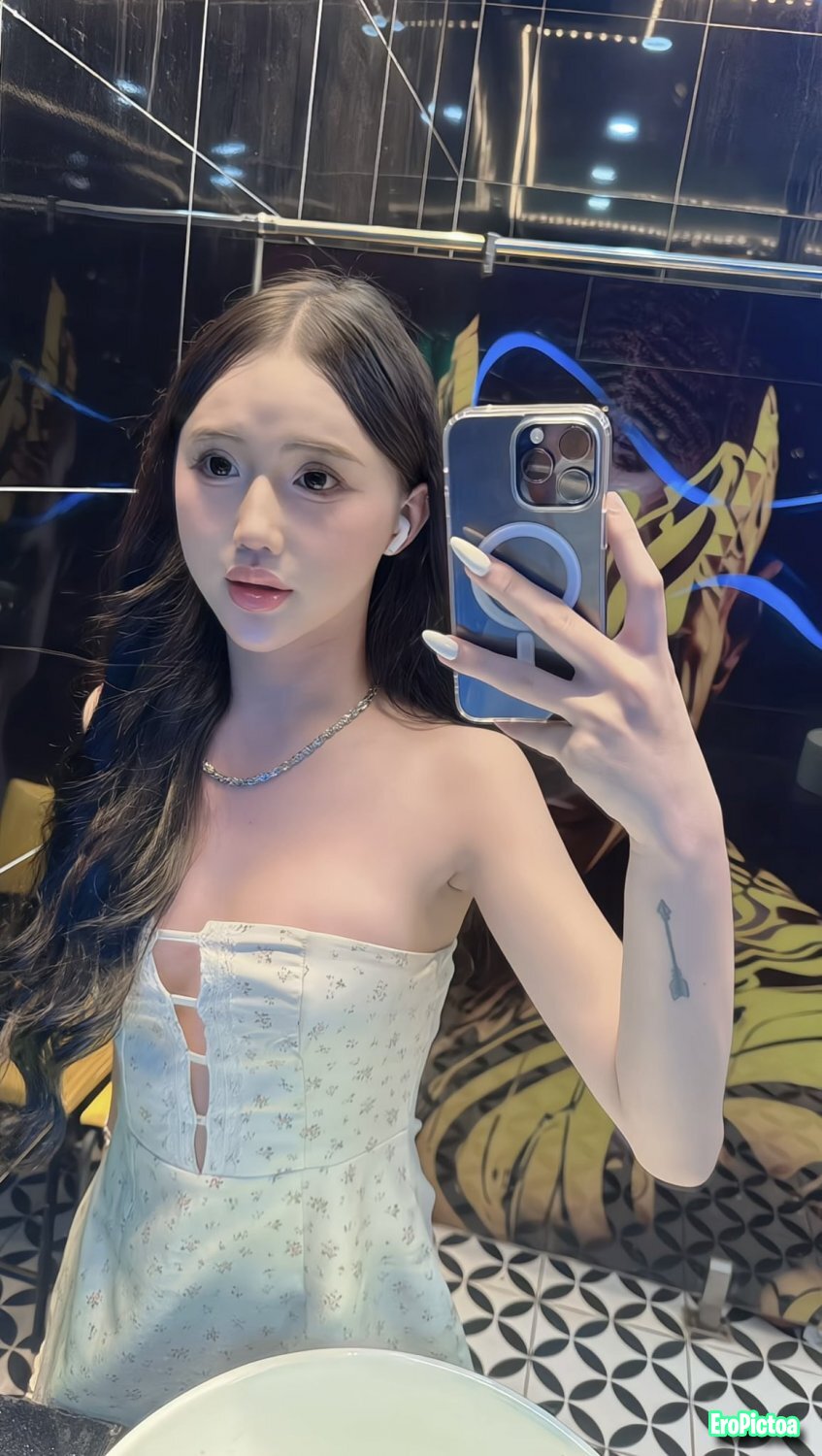 Ladyboy Donna photo