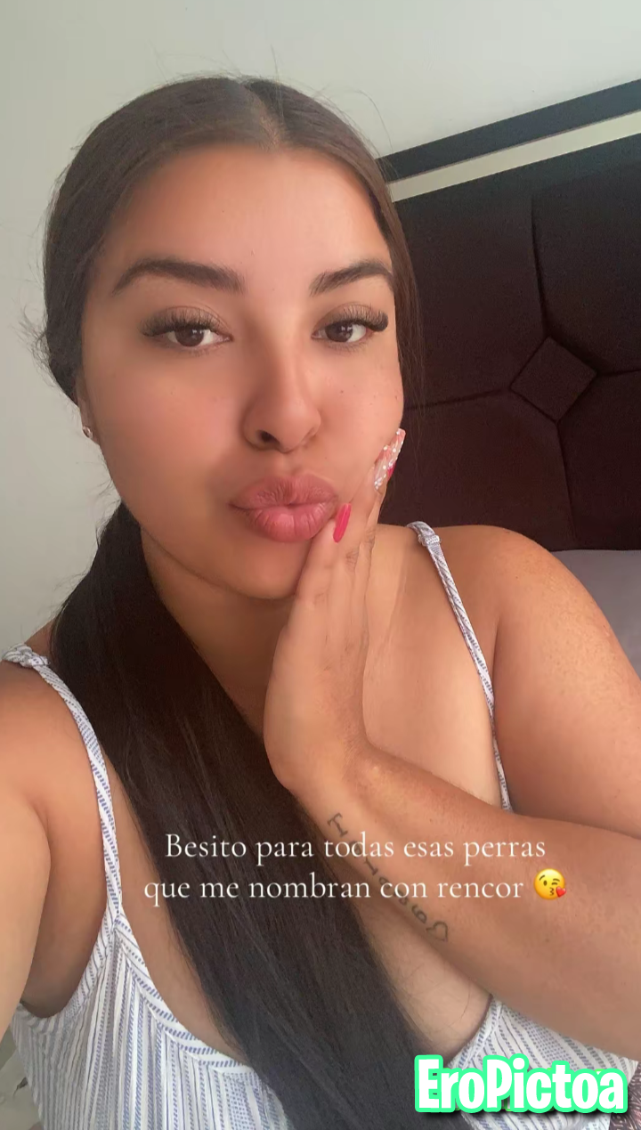Teresita Güila https://vt.tiktok.com/ZSk6WHpLX/ photo featuring Mujer En Chanclas