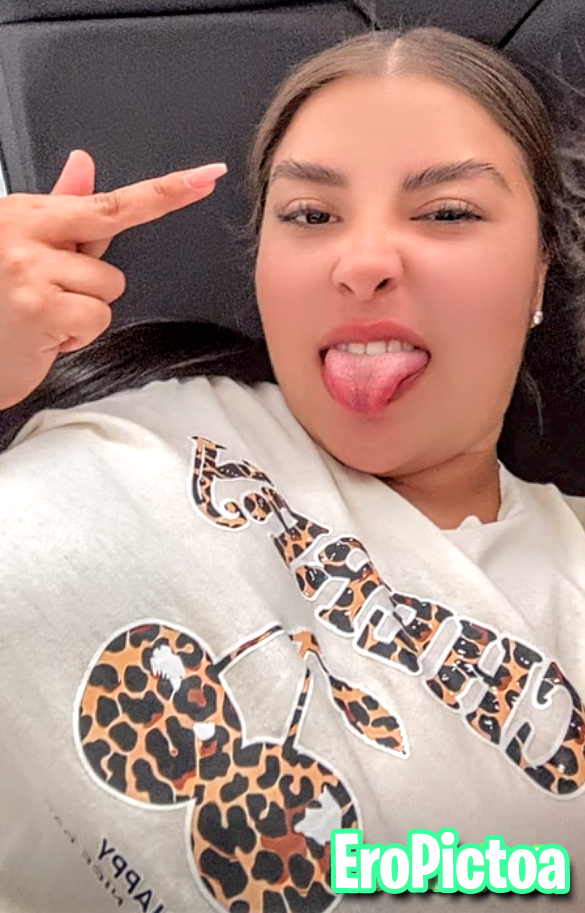 Teresita Güila https://vt.tiktok.com/ZSk6WHpLX/ photo featuring Mujer En Chanclas
