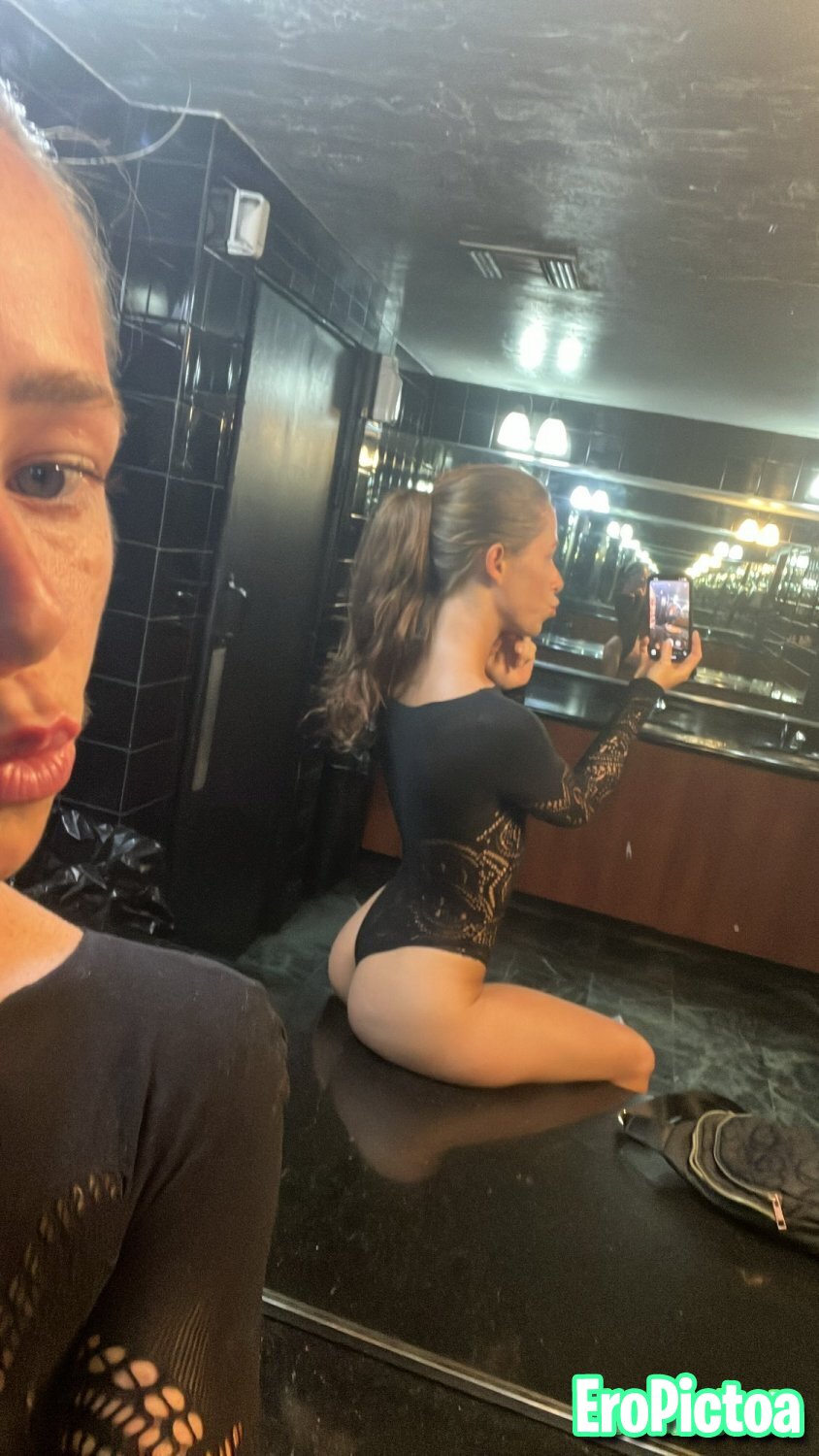 Sjskqlqjn photo featuring Stripper