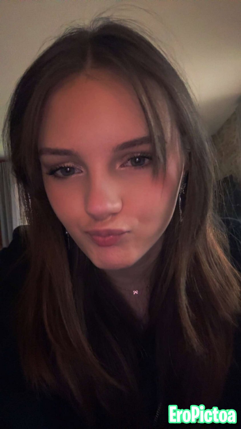 Cute 18yo slut gets naked photo featuring pussy - Part 5