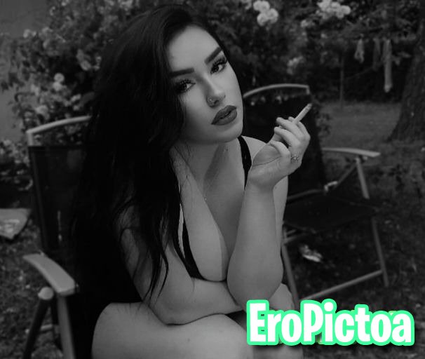 18yo throwback photo featuring naughty