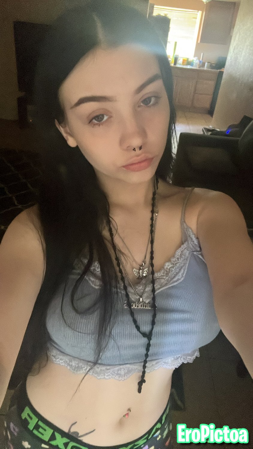 Submitted Goth Webslut Miah photo featuring Pussypic