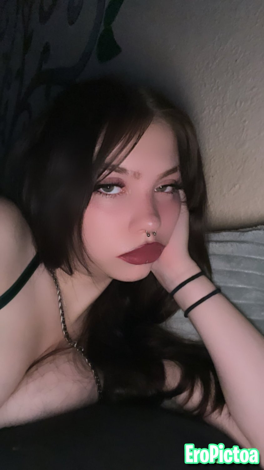 Submitted Goth Webslut Miah photo featuring Masturbate