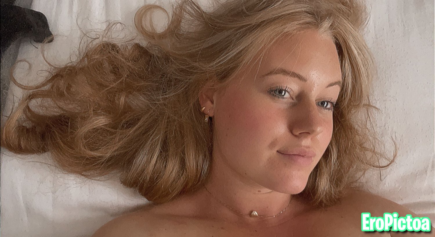 Julia webslut exposed photo featuring Tits