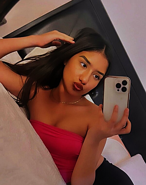 Thumbnail for IG slut Leslie (23) user submission