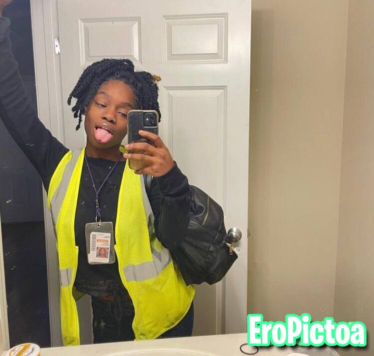 IG Thot _reahlifee exposed photo featuring ebony