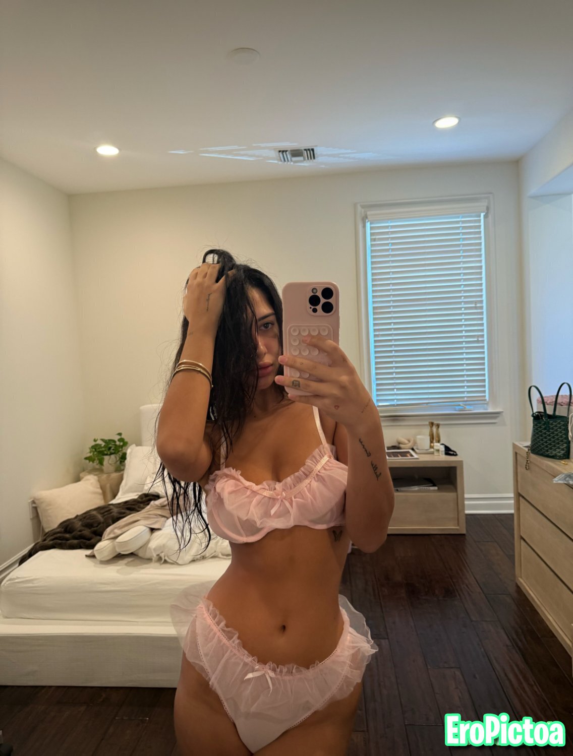 IG Baddie photo featuring exposed - Part 19
