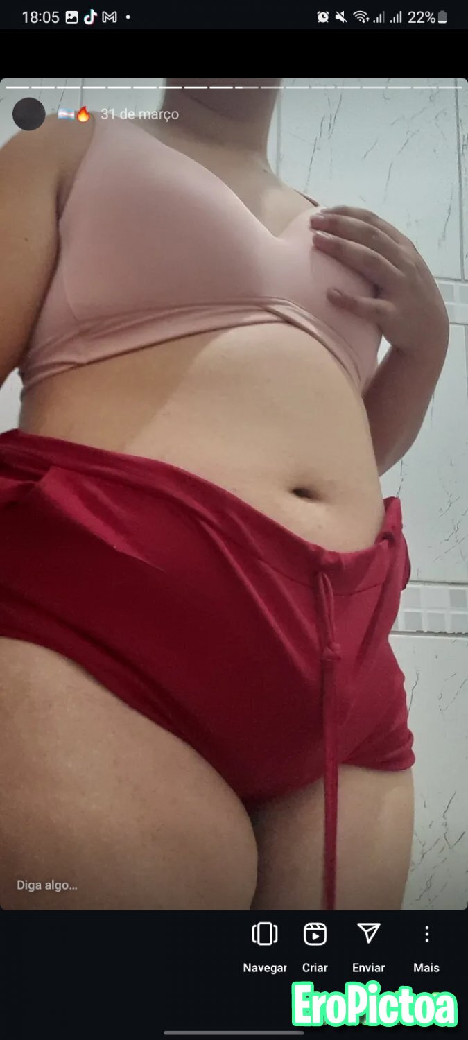 Cdzinha do Instagram photo featuring calcinha rosa