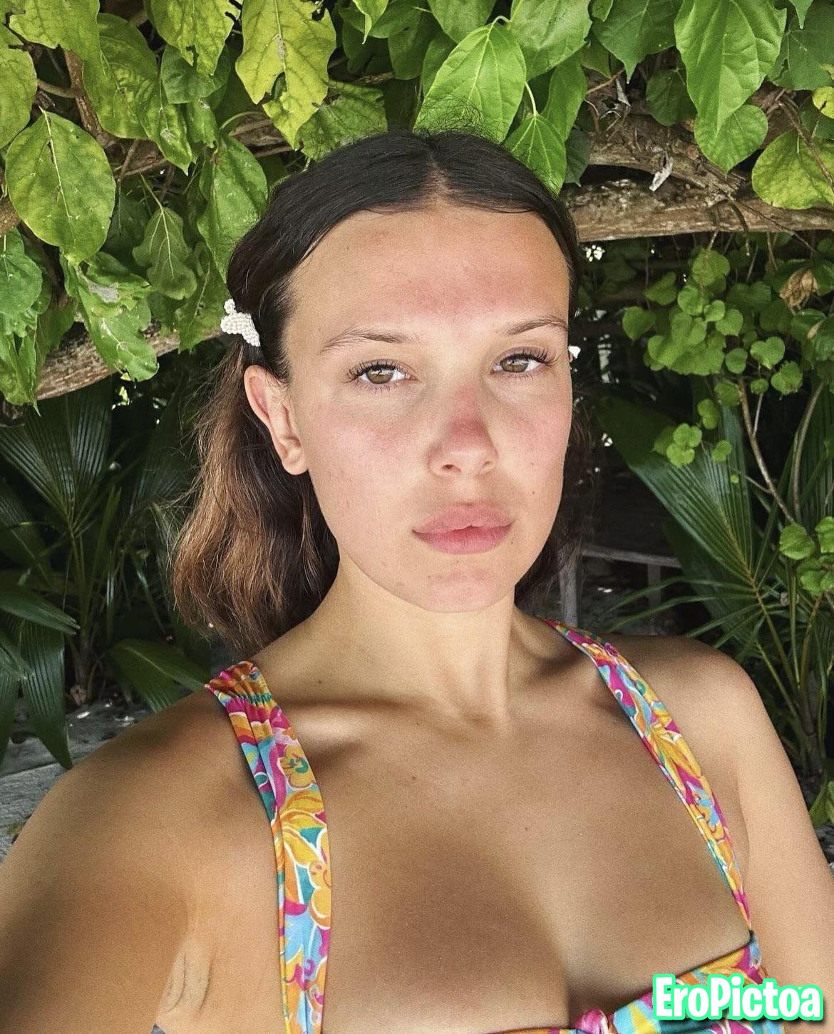 Millie bobby brown photo featuring Famosa