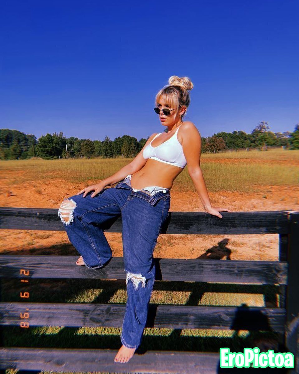 Millie Bobby Brown feet photo featuring beach - Part 6