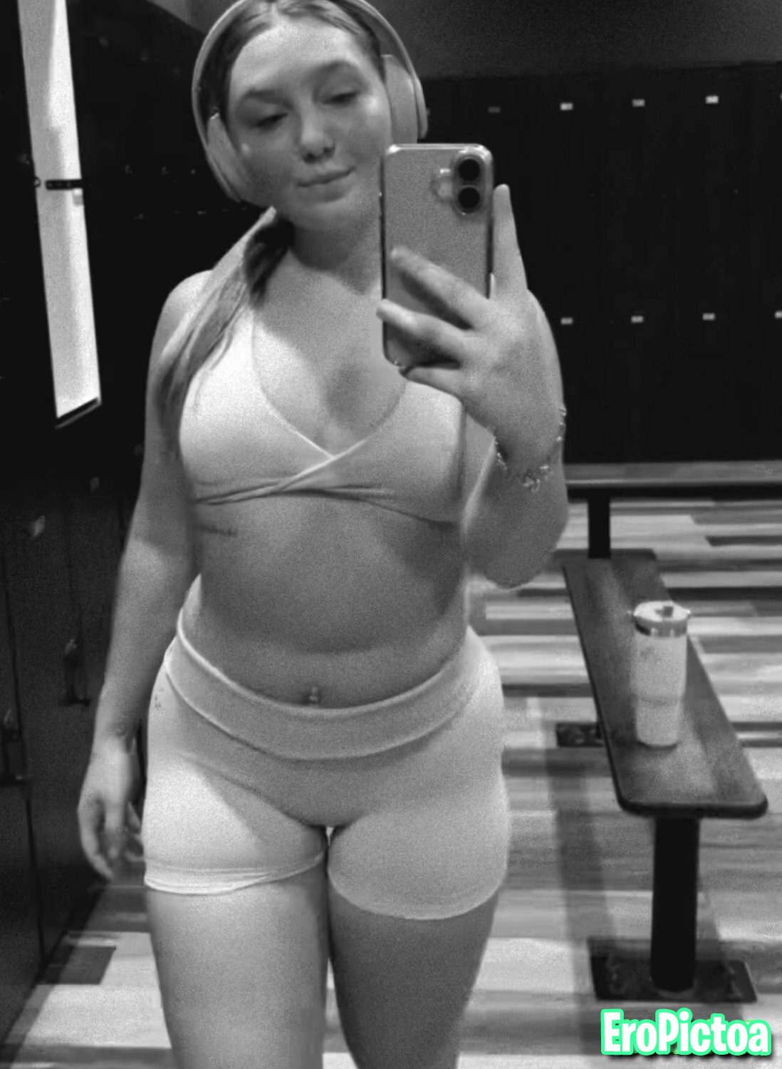 White Ass to bust to photo featuring thot - Part 3