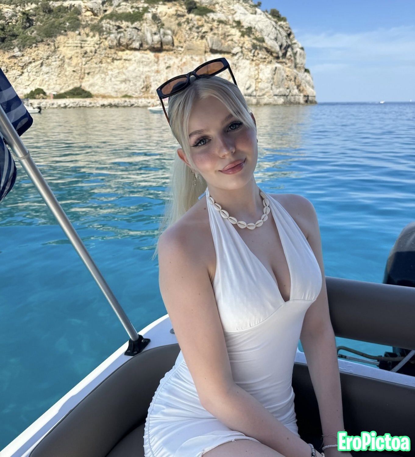 Busty snowbunny Mia photo featuring joi - Part 9