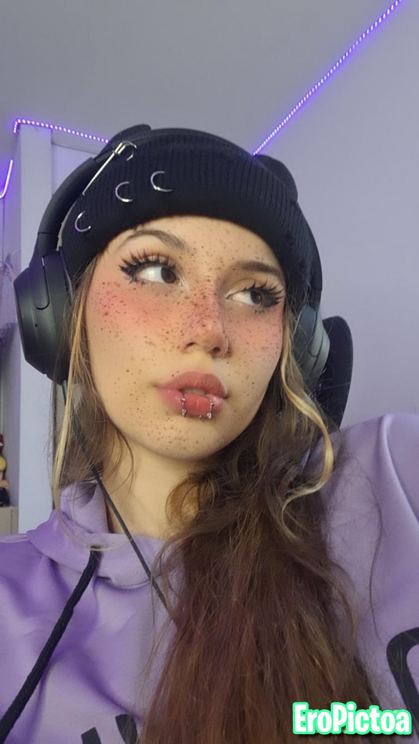 Emikukis (IA) photo featuring hot girl