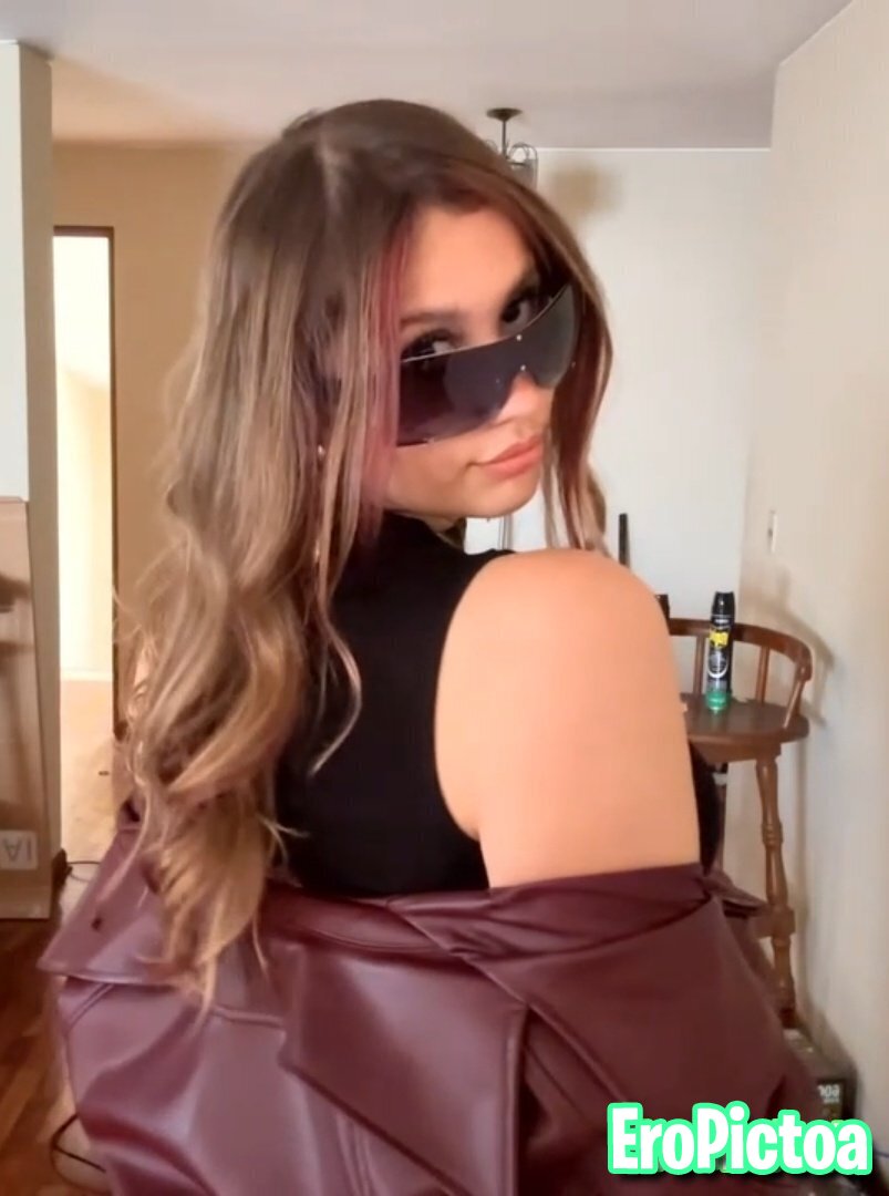 Emikukis (IA) photo featuring hot girl