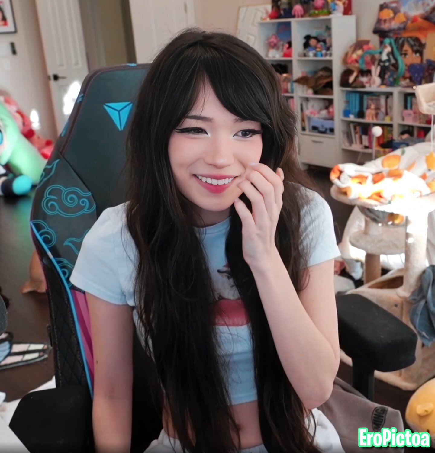 Emi [4] photo featuring long hair - Part 28