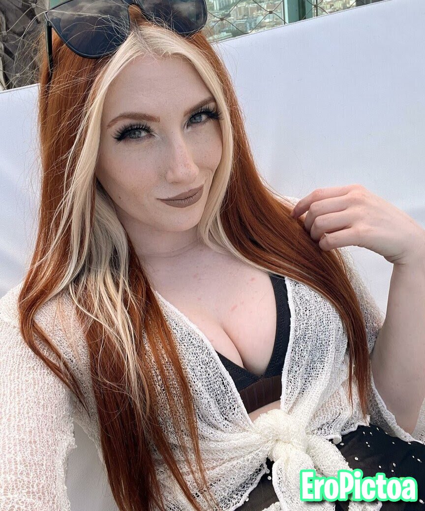 Voxy photo featuring Cleavage