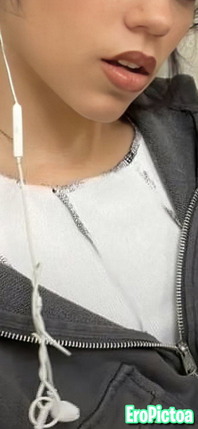 Jenna's chin gets me stroking photo featuring Big chin - Part 11