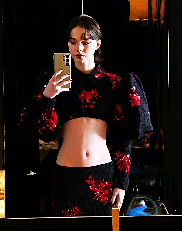 Thumbnail for Cumming all over Emma Myers beautiful midriff <3