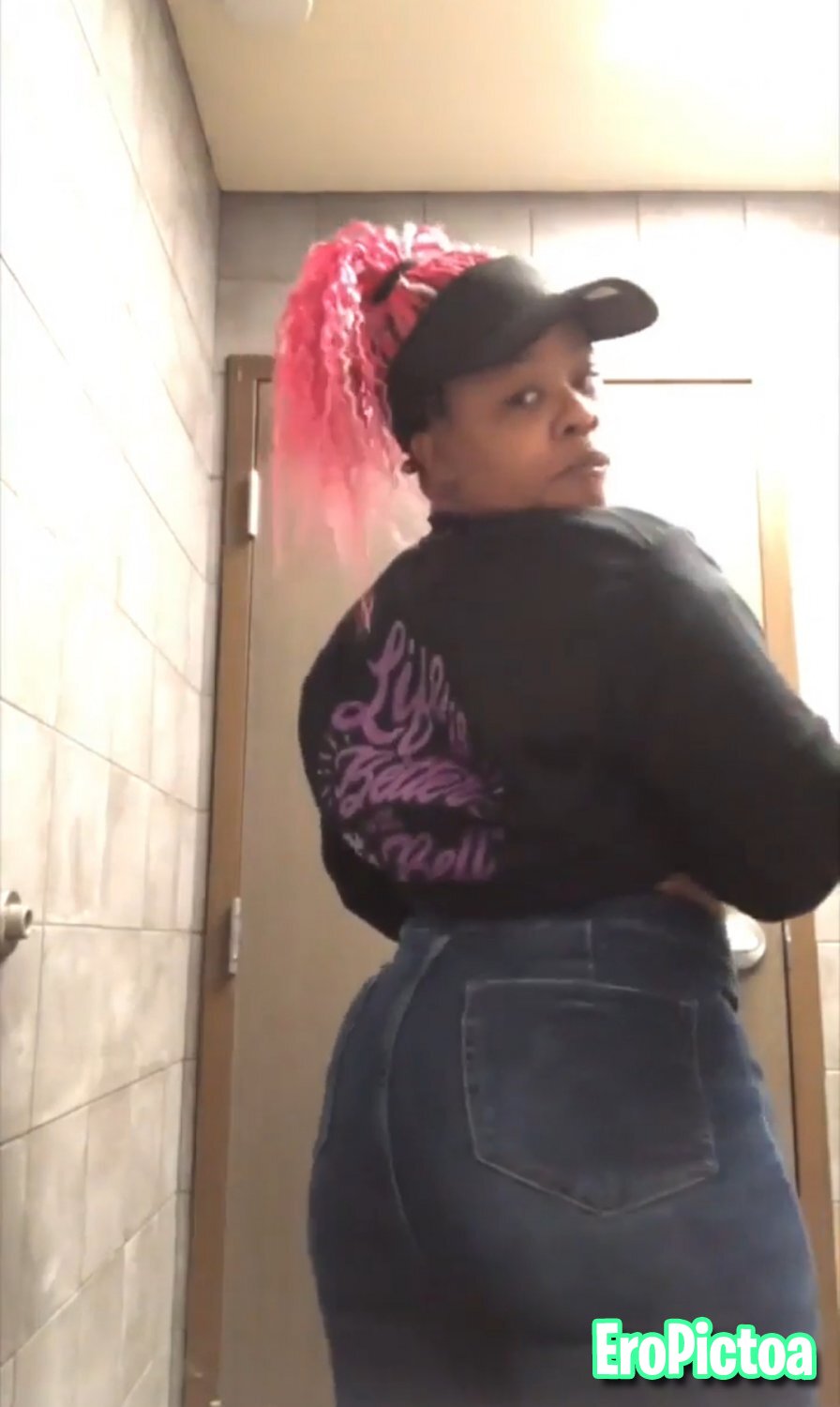 WHAT’R THOOOOSSSSEEE twerk 🥾👀 photo featuring bathroom - Part 2