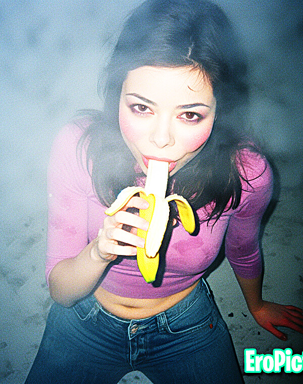 Thumbnail for Miranda Cosgrove banana gens
