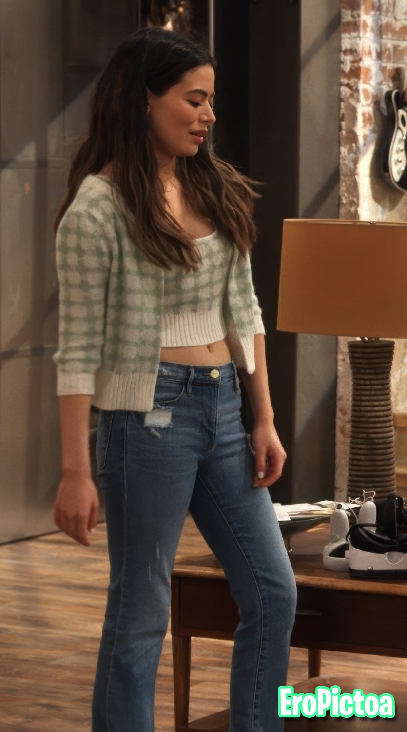 Miranda Cosgrove photo featuring celebrity - Part 15