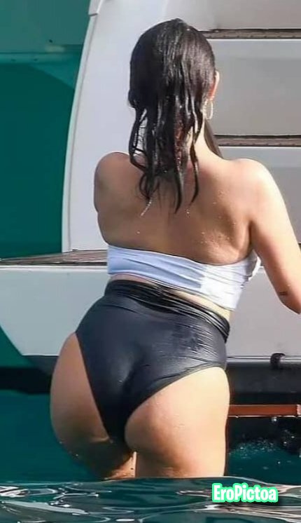 Selena Gomez Vacay photo featuring Celebrities - Part 3 Selena Gomez Vacay photo featuring Celebrities - Part 3